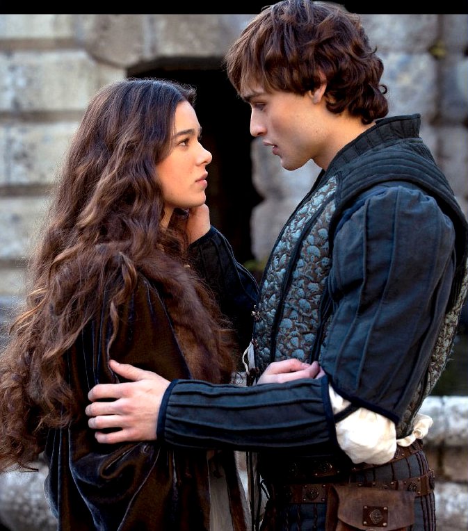 [First Look] Hailee Steinfeld and Douglas Booth Romance In 'Romeo and