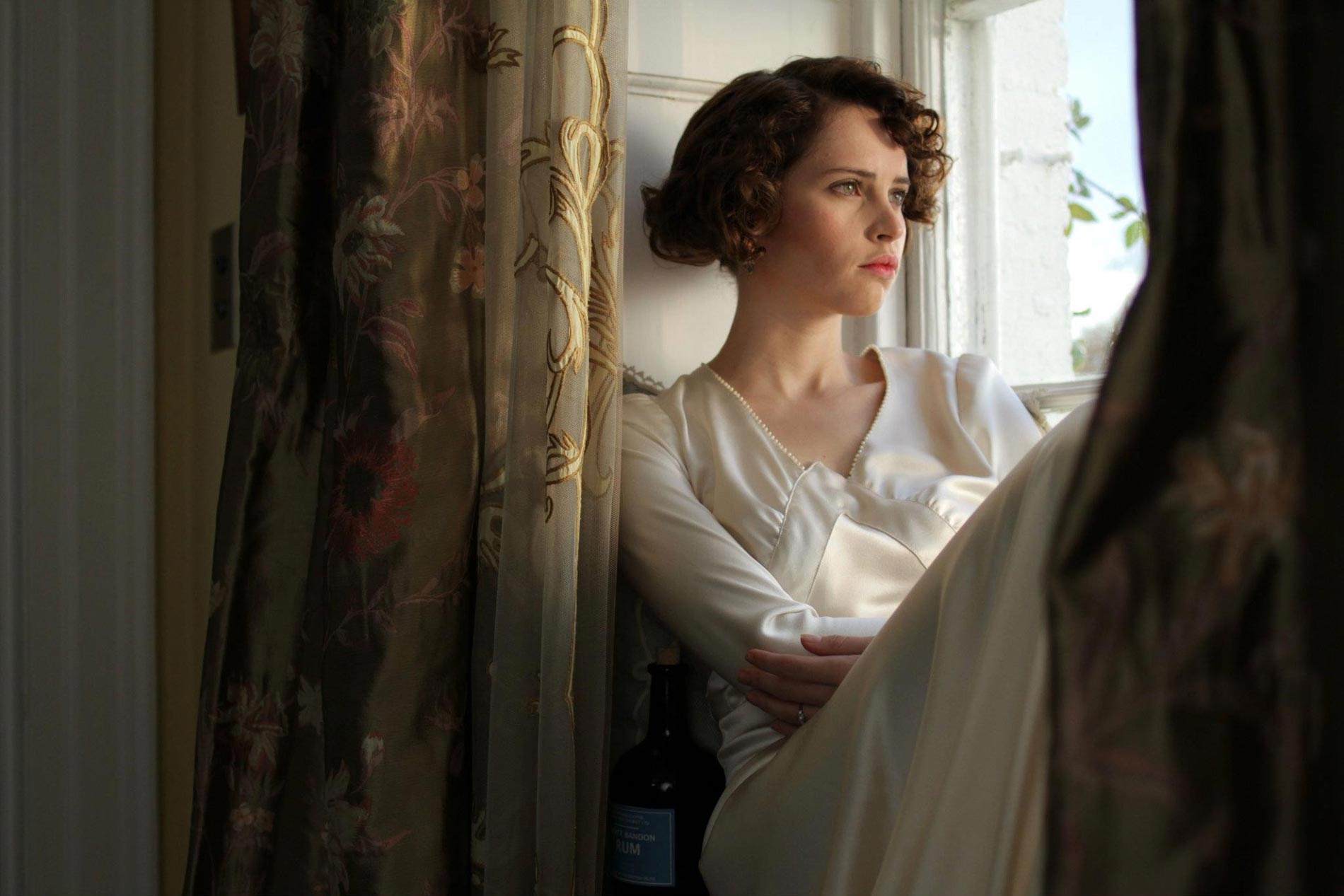 'Cheerful Weather For The Wedding' Trailer & Poster – Felicity Jones and Luke ...1900 x 1267
