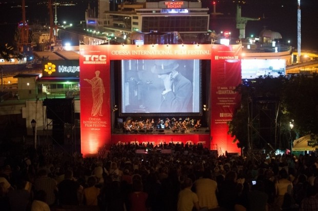 odessa-international-film-festival-20140712-hitchcock-in-ukraine-odessa-s-potemkin-steps-004-audience-screen