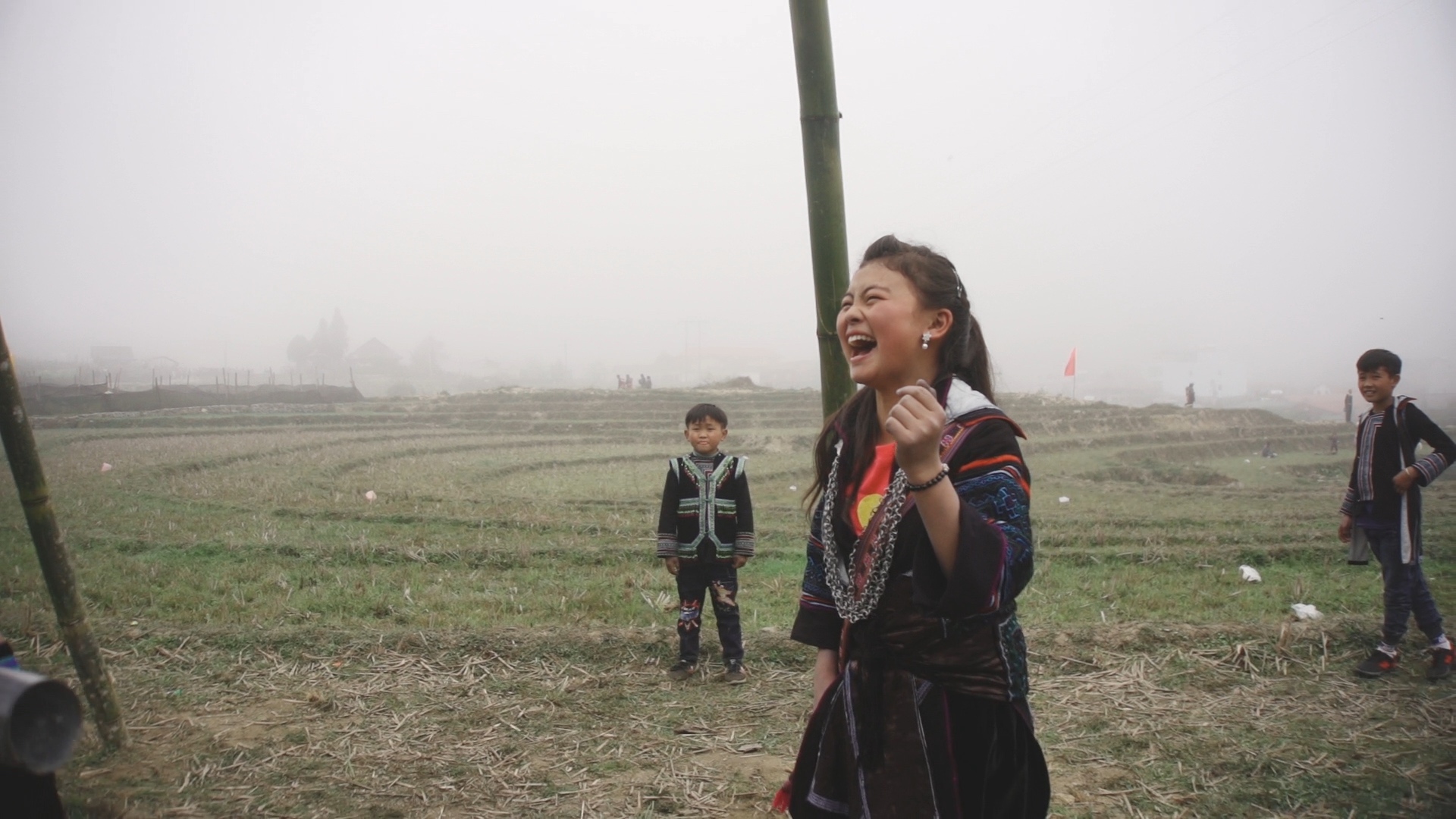 Đoạn giới thiệu độc quyền cho phim tài liệu nổi tiếng Những đứa con của sương mù của Hà Lệ Diễm, khám phá quá trình trưởng thành ở miền núi Việt Nam